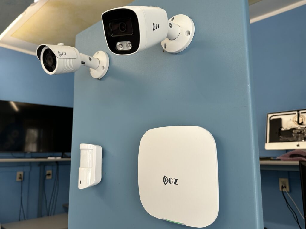Telecamere di videosorveglianza e centrale d'allarme GZ nell'espositore della Clinica TV a Ostiglia