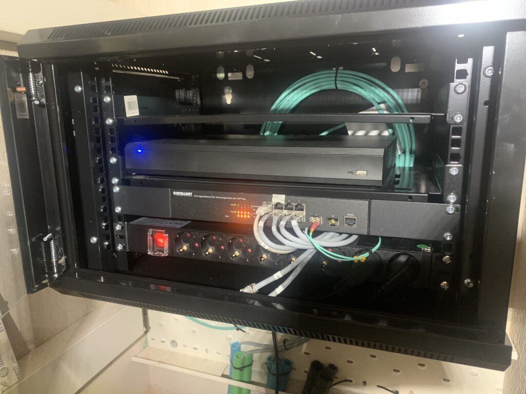 Armadio rack di rete completato con switch PoE, registratore per videosorveglianza, ciabatta di alimentazione e patch cord ordinati