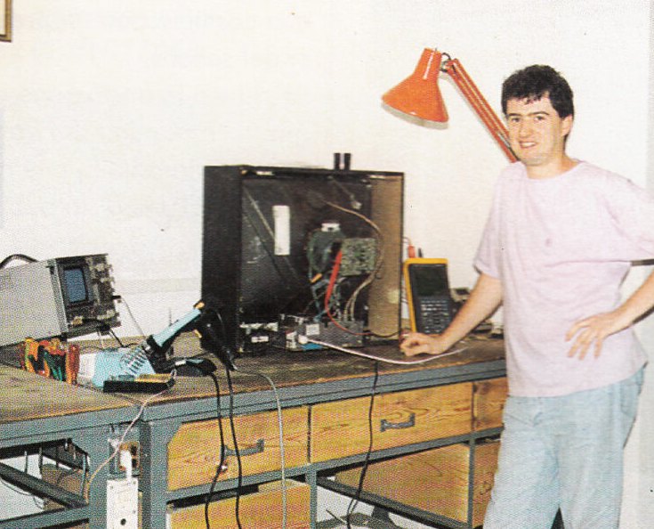 Luca Malin nel 1993 accanto al banco di lavoro del laboratorio Clinica TV di Ostiglia, con un televisore aperto e gli strumenti di misura